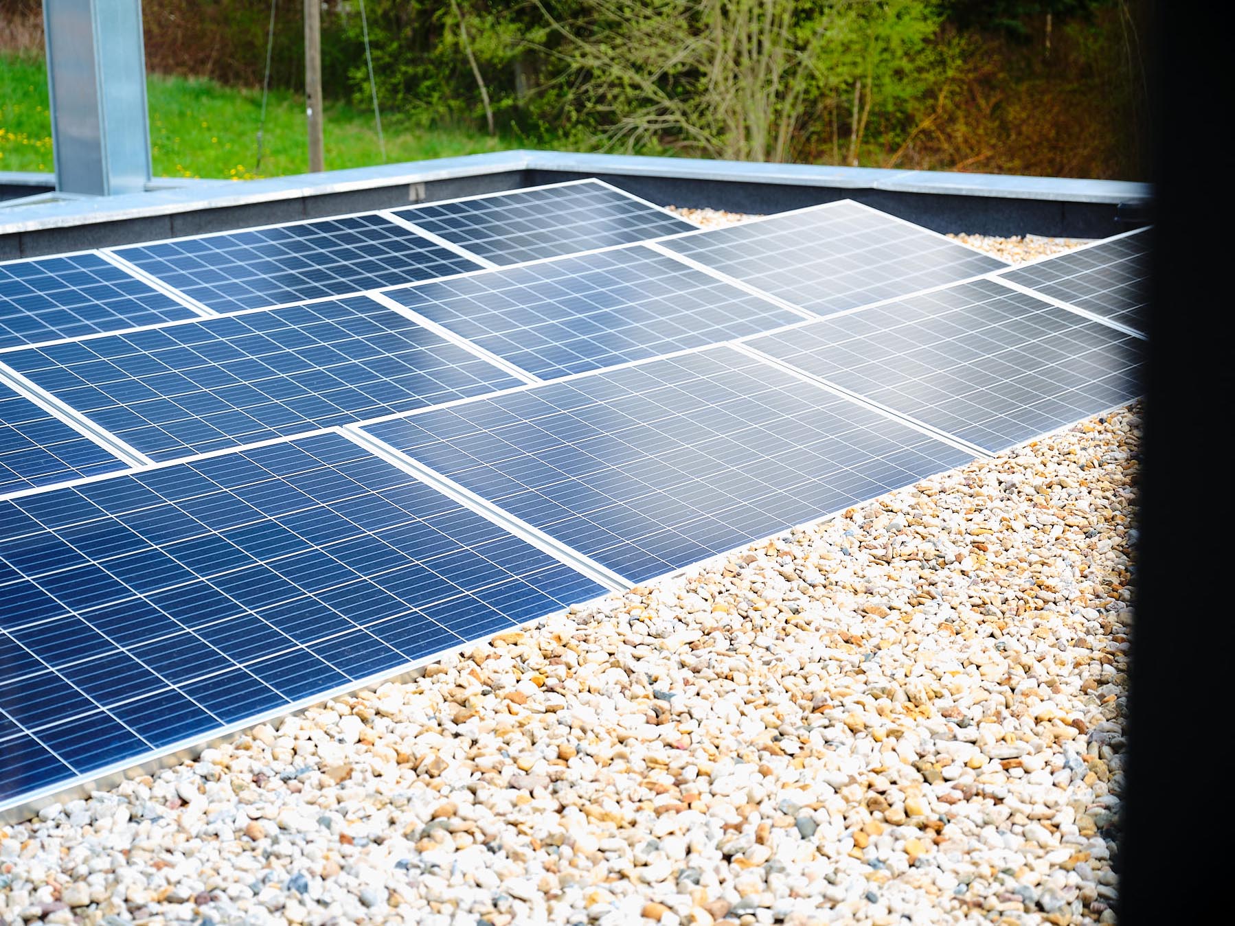 Nachhaltige Photovoltaikanlage auf dem Flachdach einer massiv gebauten Doppelhaushälfte in der Region Chemnitz.